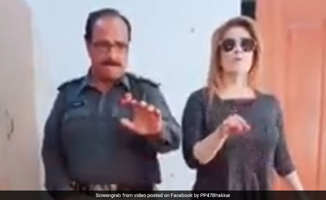 VIDEO: 'पुलिस ऑफिसर' ने महिला के साथ किया गोविंदा के गाने पर डांस, सोशल मीडिया पर मचा बवाल