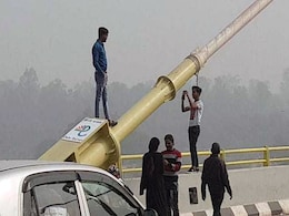 दिल्ली का सिग्नेचर ब्रिज बना खतरनाक सेल्फी ब्रिज! दिल्ली का सिग्नेचर ब्रिज बना खतरनाक सेल्फी ब्रिज!