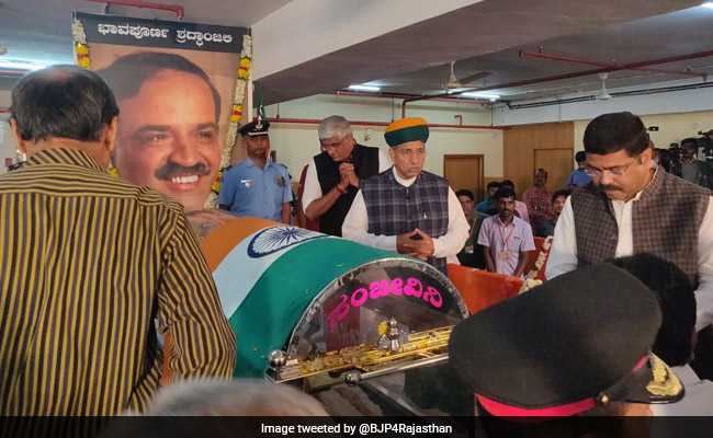 Union Minister Ananth Kumar Cremated With State Honours In Bengaluru