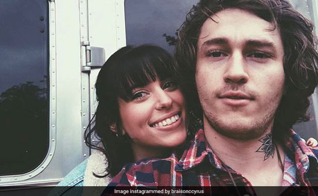 माइली सायरस के भाई ने गर्लफ्रेंड संग की सगाई, सोशल मीडिया पर शेयर की Photos