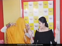 सपना चौधरी ने घूंघट वाली दुल्हन के साथ लगाए ठुमके, फिर हुई धक्का-मुक्की; देखें Video सपना चौधरी ने घूंघट वाली दुल्हन के साथ लगाए ठुमके, फिर हुई धक्का-मुक्की; देखें Video