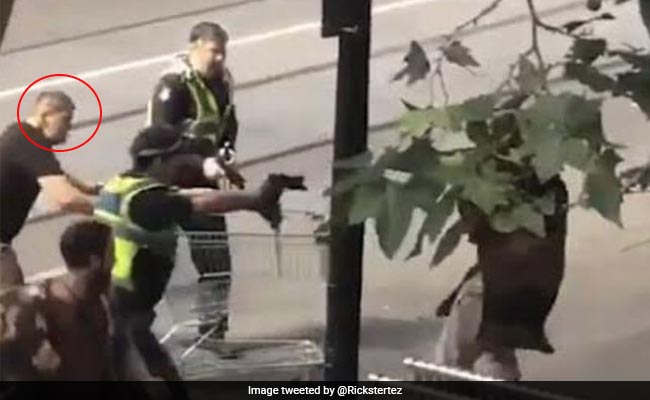 इस बेघर शख्स ने ट्रॉली की मदद से पकड़ा था खूंखार आतंकी, लोगों ने बना दिया लखपति, देखें VIDEO