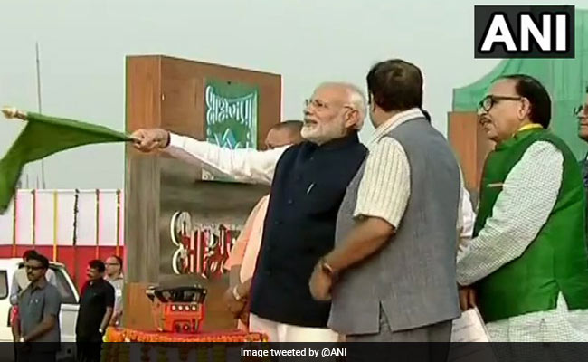 वाराणसी : पीएम मोदी ने राष्ट्र को समर्पित किया देश का पहला मल्टी मोडल टर्मिनल, अब गंगा में दौड़ेंगे माल वाहक जहाज