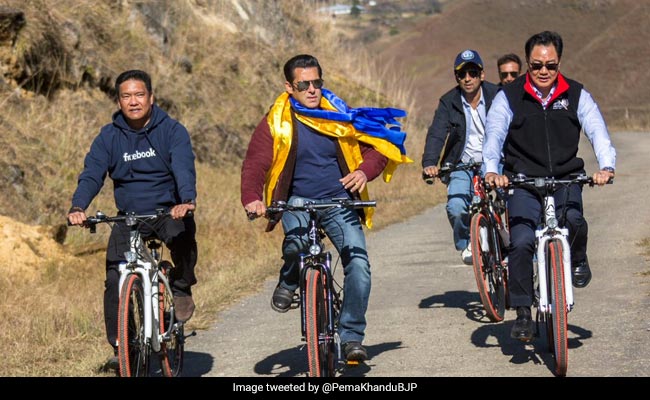 सलमान खान ने अरुणाचल प्रदेश के CM व किरन रिजिजू संग चलाई साइकिल, Video हो रहा वायरल