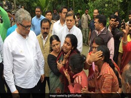 असम के तिनसुकिया में माओवादी हमले में मारे गए लोगों के परिजनों से मिला टीएमसी का प्रतिनिधि मंडल असम के तिनसुकिया में माओवादी हमले में मारे गए लोगों के परिजनों से मिला टीएमसी का प्रतिनिधि मंडल