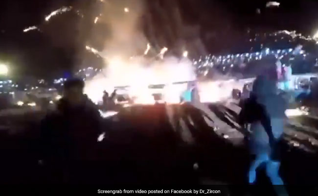 नीचे जश्न मना रहे थे लोग, हवा में फूटा आग का गुब्बारा, वायरल हुआ ये खतरनाक VIDEO