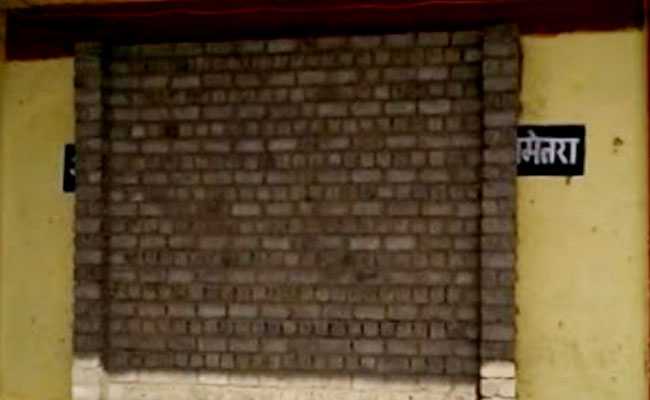 कलेक्टर साहब को थी EVM की सुरक्षा की चिंता, तो 'सलीम-अनारकली' की तरह मशीन को दीवार में चुनवा दिया