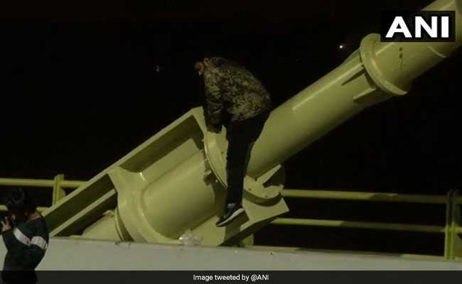 People Risk Lives To Click Pictures At Delhi's Signature Bridge