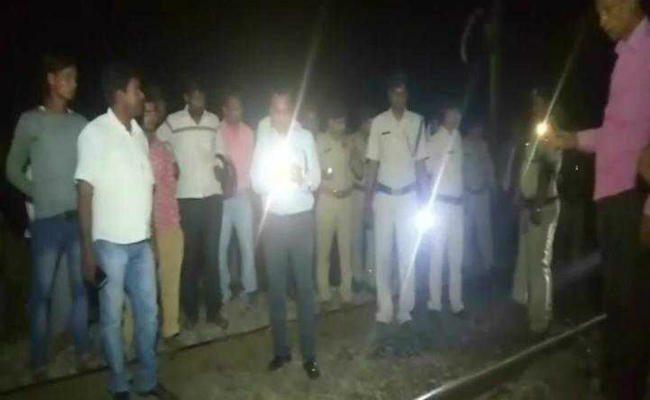 उत्तर प्रदेश: हरदोई जिले में पटरी पर काम कर रहे चार गैंगमैन की ट्रेन की चपेट में आने से मौत