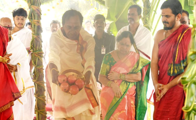 KCR Holds Grand <i>Yagna</i> At Farmhouse Ahead Of Telangana Polls. See Photos
