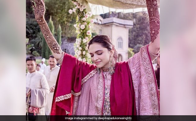 दीपिका पादुकोण-रणवीर सिंह की शादी की Pics ने मचाई धूम, 'मस्तानी' बन यूं नाचीं दुल्हन