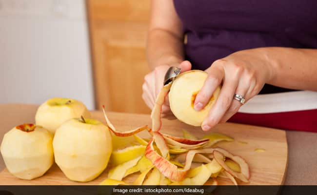 Benefits Of Apple Peel: पोषक तत्वों से भरपूर सेब के छिलके देते हैं ये 5 कमाल के फायदे, हमेशा छिलके सहित खाएं सेब!