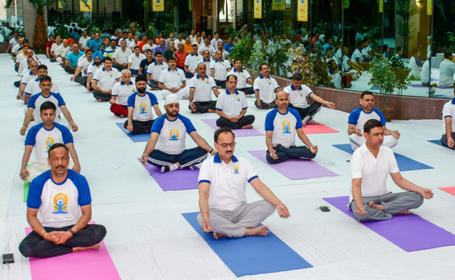 Amid CBI War, Sri Sri's Art Of Living Workshop For 150 Officers