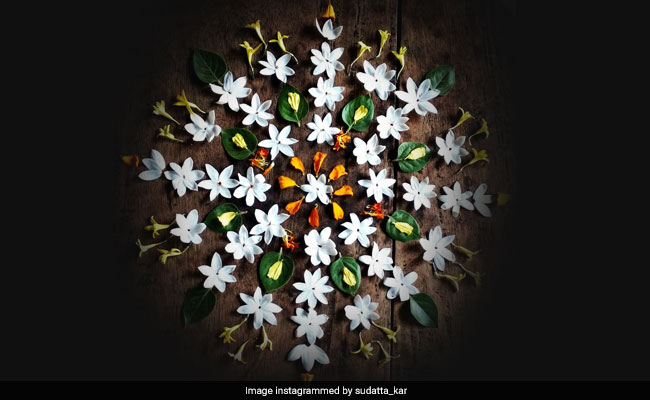 मां लक्ष्मी को फूलों से सजाएं ही नहीं उनके लिए फूलों की सुंदर Rangoli भी बनाएं, यहां देखें आसान डिज़ाइन