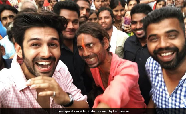 इस बॉलीवुड एक्टर के क्रेजी फैन ने बीच सड़क पर उड़ाया मजाक, 16 लाख बार देखा गया Video