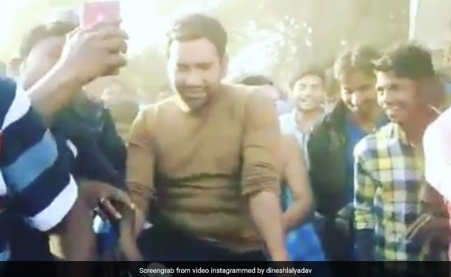 साइकिल की सवारी करते दिखे निरहुआ, अचानक भीड़ ने घेर लिया और फिर... देखें Video