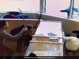 डकैती करने आया था शख्स, दुकान के मालिक ने निकाली तलवार तो ऐसे लगाई दौड़, देखें VIDEO डकैती करने आया था शख्स, दुकान के मालिक ने निकाली तलवार तो ऐसे लगाई दौड़, देखें VIDEO