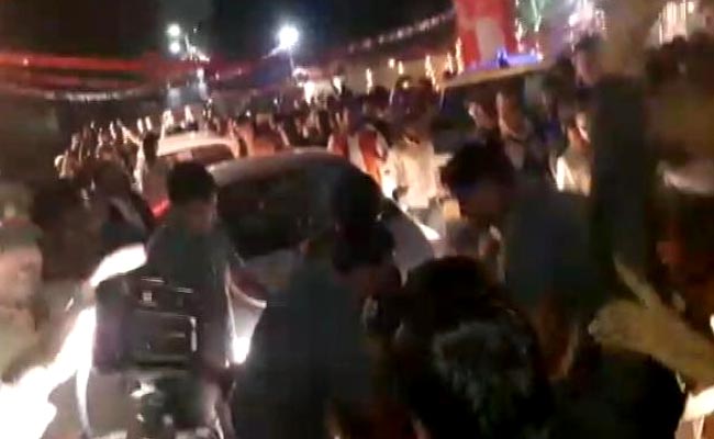 रेल मंत्री पीयूष गोयल के कार्यक्रम में हंगामा, लगे मुर्दाबाद के नारे, फ्लीट के आगे कूदे कर्मचारी