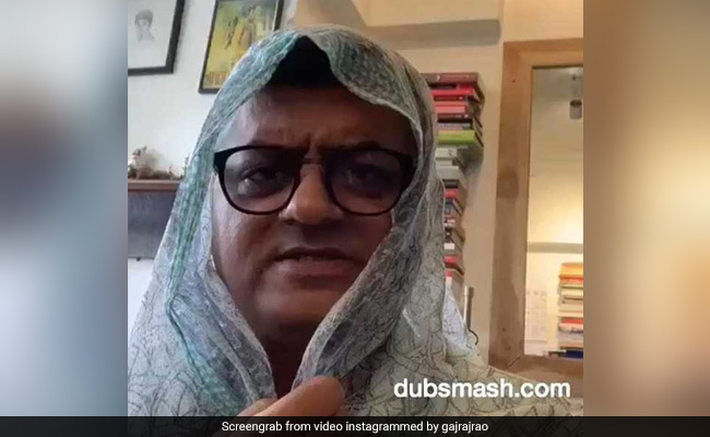 'बधाई हो' के मिस्टर कौशिक को आया गुस्सा, सिर पर पल्लू लेकर अपनी मम्मी की उतारने लगे नकल, देखें Video