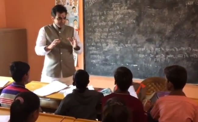 जब सरकारी स्कूल में जाकर बच्चों को पढ़ाने लगे विधायक पंकज सिंह, ऐसे संवार रहे 84 विद्यालयों की सूरत