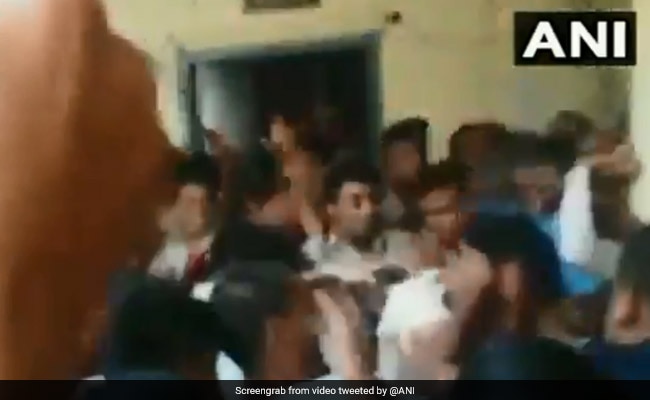 महिला कांस्टेबल की मौत पर पुलिसकर्मियों का हंगामा, अधिकारियों पर लगाया प्रताड़ना का आरोप