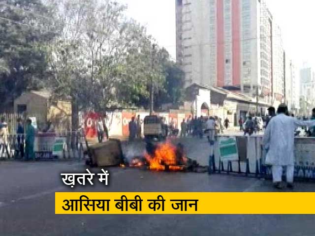 कट्टरपंथियों के आगे झुके इमरान