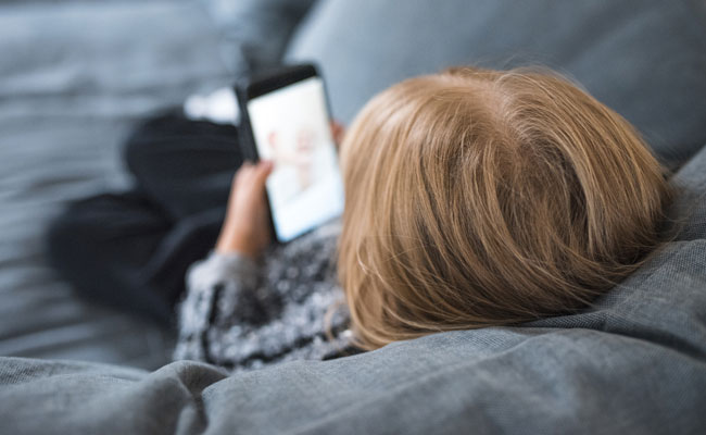 Facebook दे रहा है टीनेज लड़कियों को अधेड़ पुरुषों से दोस्ती का सुझाव, ऐसे हुआ खुलासा