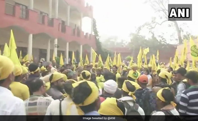 Over A Lakh Protesting Farmers Take Out <i>Kisan Mukti</i> March In Delhi