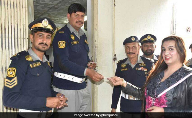 पाकिस्तान में पहली बार दिया गया ट्रांसजेंडर को ड्राइविंग लाइसेंस, पुलिस की हो रही जमकर तारीफ