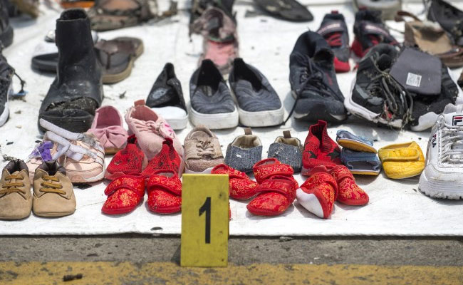 Shoes, Wallets, Clothes of Crashed Indonesian Jet's Passengers Recovered