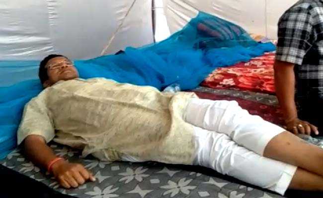 कांग्रेसी उम्मीदवारों को सता रहा EVM में सेंधमारी का डर, टेंट लगा खुद कर रहे स्ट्रांग रूम की निगरानी