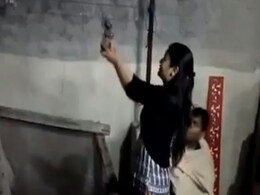 पटाखा छोड़ इस परिवार ने गोलियां दाग मनाई दीवाली, महिलाएं और बच्चों ने भी की फायरिंग, देखें- VIDEO पटाखा छोड़ इस परिवार ने गोलियां दाग मनाई दीवाली, महिलाएं और बच्चों ने भी की फायरिंग, देखें- VIDEO