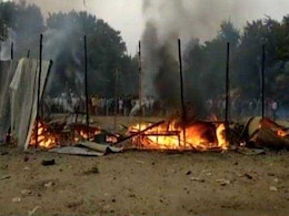 दिवाली के दिन पटाखों की दुकान में भीषण आग, 5 दुकानें और 3 गाडि़यां जल कर खाक दिवाली के दिन पटाखों की दुकान में भीषण आग, 5 दुकानें और 3 गाडि़यां जल कर खाक