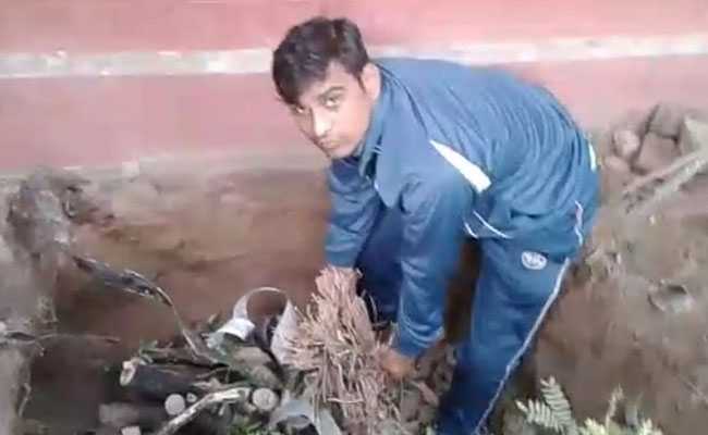 दिल्ली : लोकसभा सांसद की कोठी के बाहर चार गड्ढों से निकाले गए 11 चोर