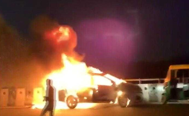 ...जब साइबर सिटी गुड़गांव में धू-धू कर जलने लगी कार, देखें रोंगटे खड़े कर देने वाला VIDEO