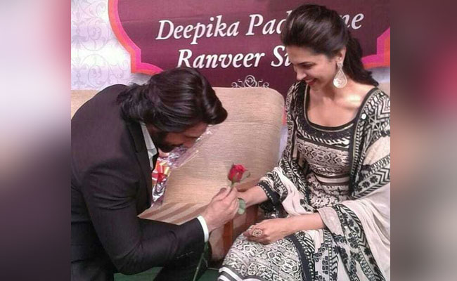 Deepika-Ranveer Engagement: घुटनों पर बैठ रणवीर सिंह ने पहनाई अंगूठी, आंसू न रोक पाईं दीपिका पादुकोण