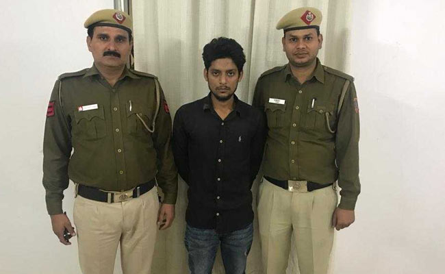 पुलिस को देख पिस्टल तानी, पकड़ा गया दुबई रिटर्न