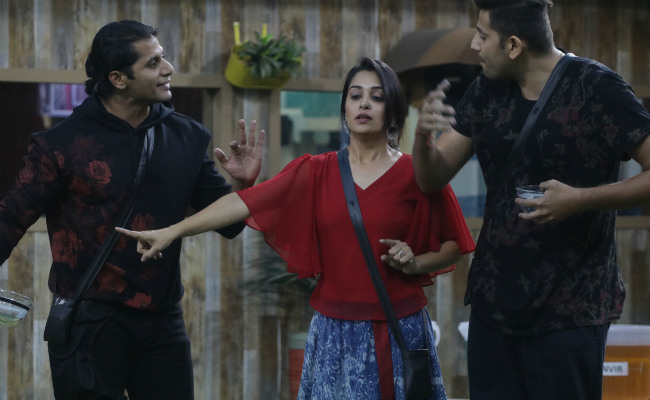 <I>Bigg Boss 12</i>, Day 54, Written Update: New Captain Karanvir Bohra Breaks Down