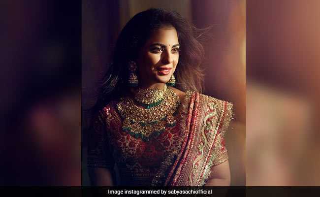 ईशा अंबानी शादी से पहले दिखीं सब्यासाची के लहंगे में, 'Pre-Wedding' पूजा में छाया रॉयल-प्रिंसेस लुक