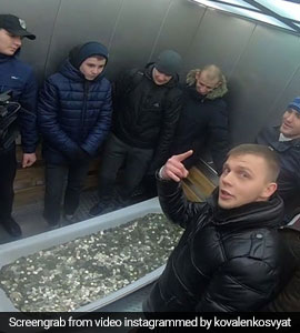They Went To Buy An iPhone With Bathtub Full Of Coins. Watch...
