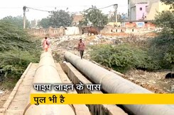 दिल्ली : वजीराबाद में पाइप लाइन से जान का खतरा, लोग सबक लेने को तैयार नहीं दिल्ली : वजीराबाद में पाइप लाइन से जान का खतरा, लोग सबक लेने को तैयार नहीं