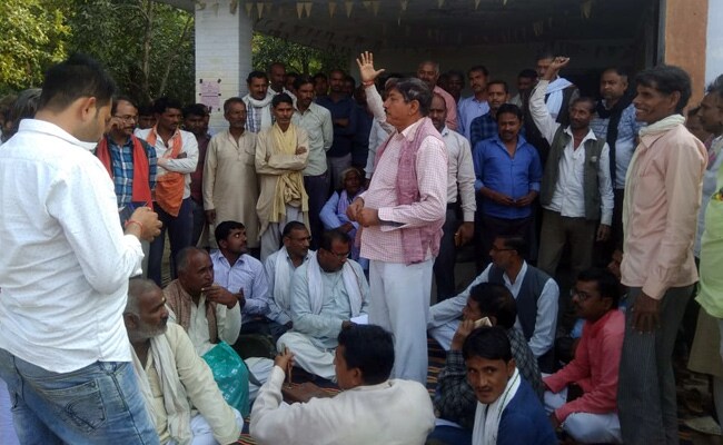 उत्तर प्रदेश : अफसरशाही मस्ती में, बांदा में किसान 24 घंटे से धरने पर