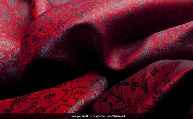 3 Pretty Red Shawls Under Rs 1,000 To Add To Your Winter Closet