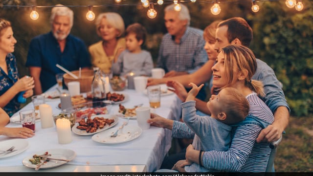 Teenagers having dinner together with their families are more likely to have healthier eating habits