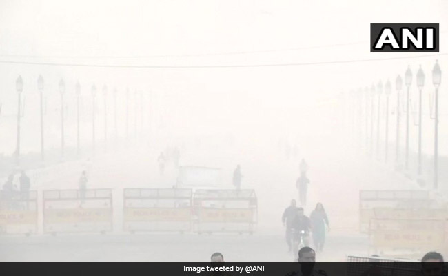 Delhi Wakes Up To Another Hazy Morning, Air Quality Still "Very Poor"
