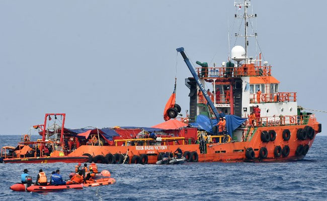 Indonesian Diver Dies While Recovering Body Parts After Lion Air Crash
