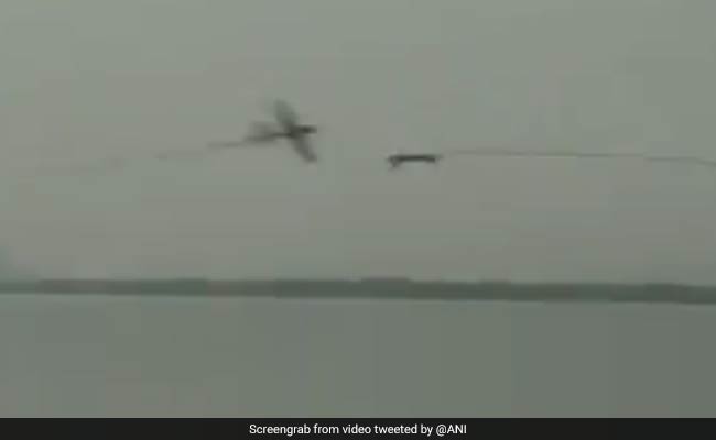 अचानक आमने-सामने आ गए प्लेन, देखने वालों की रुकीं सांसें, देखें हैरतअंगेज Video