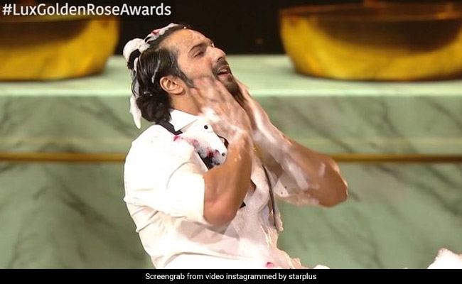 वरुण धवन जिस टब से नहाते हुए निकले, उसी टब में कुछ यूं दिखे अक्षय कुमार... देखें Video वरुण धवन जिस टब से नहाते हुए निकले, उसी टब में कुछ यूं दिखे अक्षय कुमार... देखें Video