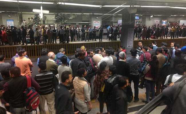 मंडी हाउस से नोएडा जाने वाली मेट्रो में आई तकनीकी दिक्कत, ट्रेन खाली करवाई गई, सैकड़ों यात्री स्टेशन पर फंसे