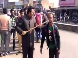 VIDEO में बीजेपी नेता की गुंडागर्दी कैद, दिव्यांग ने अखिलेश को वोट देने की बात की तो मुंह में डंडा घुसेड़ा VIDEO में बीजेपी नेता की गुंडागर्दी कैद, दिव्यांग ने अखिलेश को वोट देने की बात की तो मुंह में डंडा घुसेड़ा